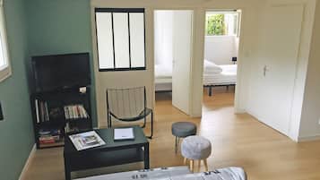 2 bedrooms, iron/ironing board, travel crib, internet