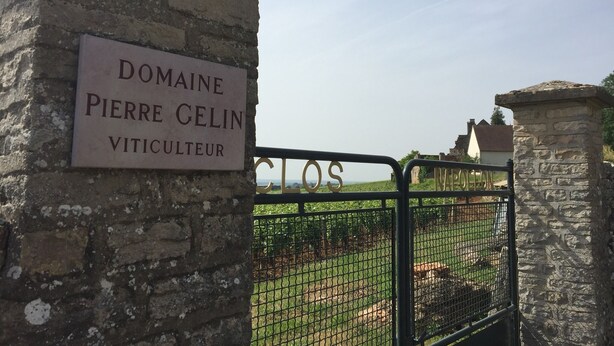 A stone building with a sign reading "DOMAINE PIERRE GELIN VITICULTEUR".
