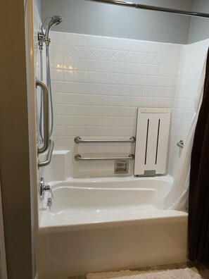 Ensemble douche/baignoire, sèche-cheveux, serviettes fournies