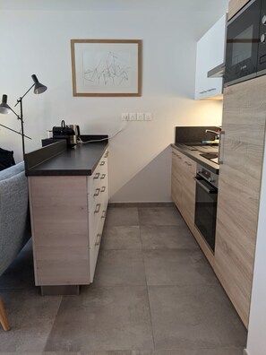 Kühlschrank, Mikrowelle, Ofen, Herdplatte