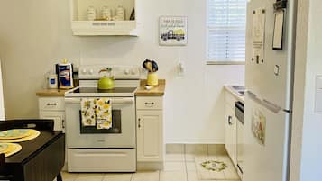 雪櫃、微波爐、焗爐、爐具