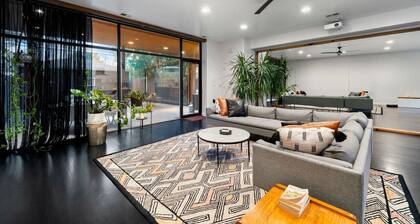 Chicago Riverhouse with private fenced in oasis