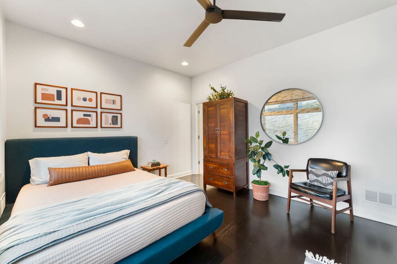 2 bedrooms, desk, iron/ironing board, WiFi