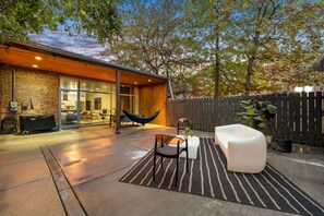Terrace/patio - Chicago Riverhouse with private fenced in oasis (Chicago)