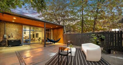 Chicago Riverhouse with private fenced in oasis