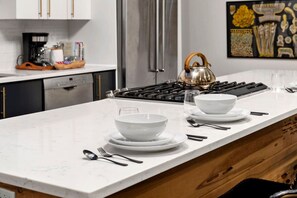 Fridge, microwave, oven, stovetop - Chicago Riverhouse with private fenced in oasis (Chicago)