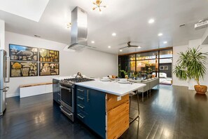 Fridge, microwave, oven, stovetop - Chicago Riverhouse with private fenced in oasis (Chicago)