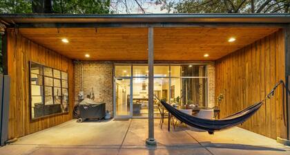 Chicago Riverhouse with private fenced in oasis