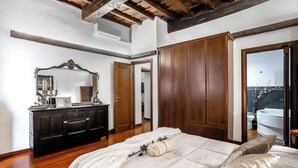 Un dormitorio con una cama grande, un armario de madera y un espejo.