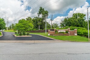 Property grounds - 2BD 2BA WALK-IN CONDO INDOOR/OUTDOOR POOL HOT TUB (Branson)