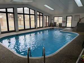 Alberca techada y alberca al aire libre