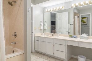 Combined shower/bathtub, jetted bath, hair dryer, towels - 2BD 2BA WALK-IN CONDO INDOOR/OUTDOOR POOL HOT TUB (Branson)