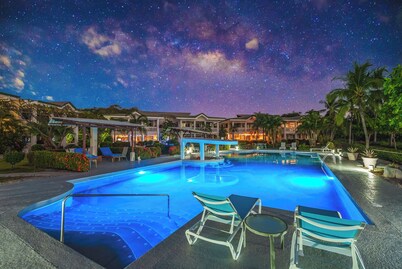 Tropical oceanfront condo in Junquillal, WIFI, washer/dryer, AC, large kitchen.
