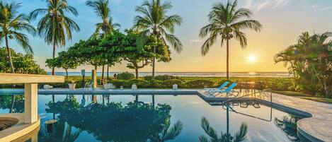 Una piscina al aire libre, una piscina climatizada
