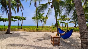 Sur la plage, chaise longue