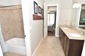 Combined shower/bathtub, jetted bath, hair dryer, towels