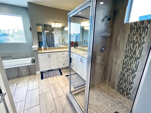 Combined shower/tub, jetted tub, hair dryer, towels