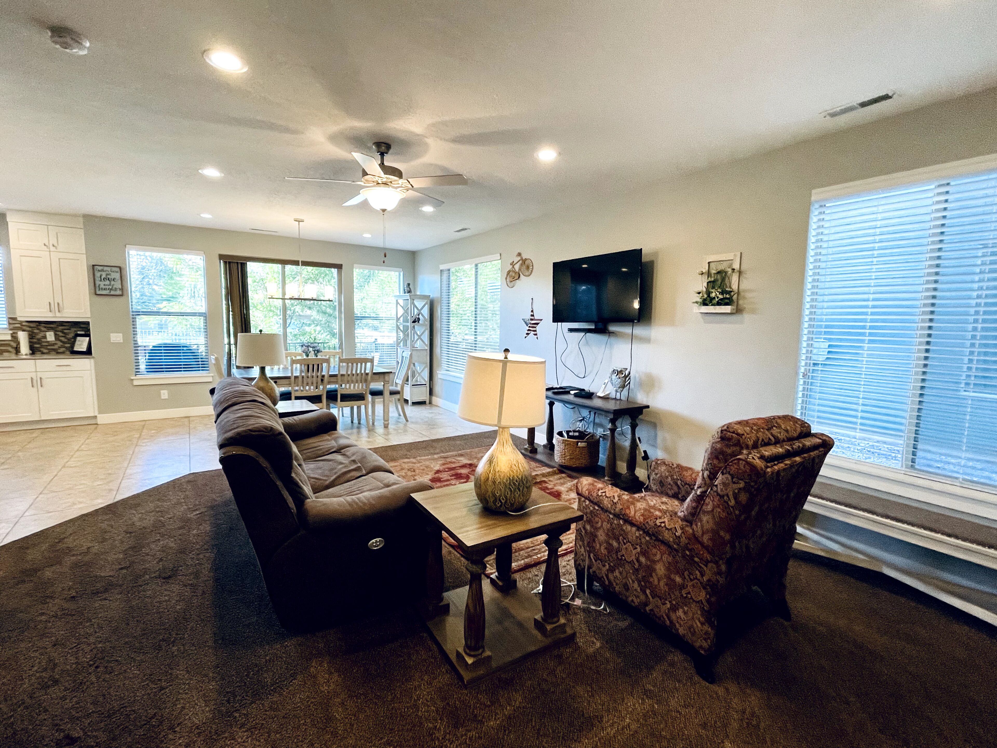 Smart TV, books, stereo, offices