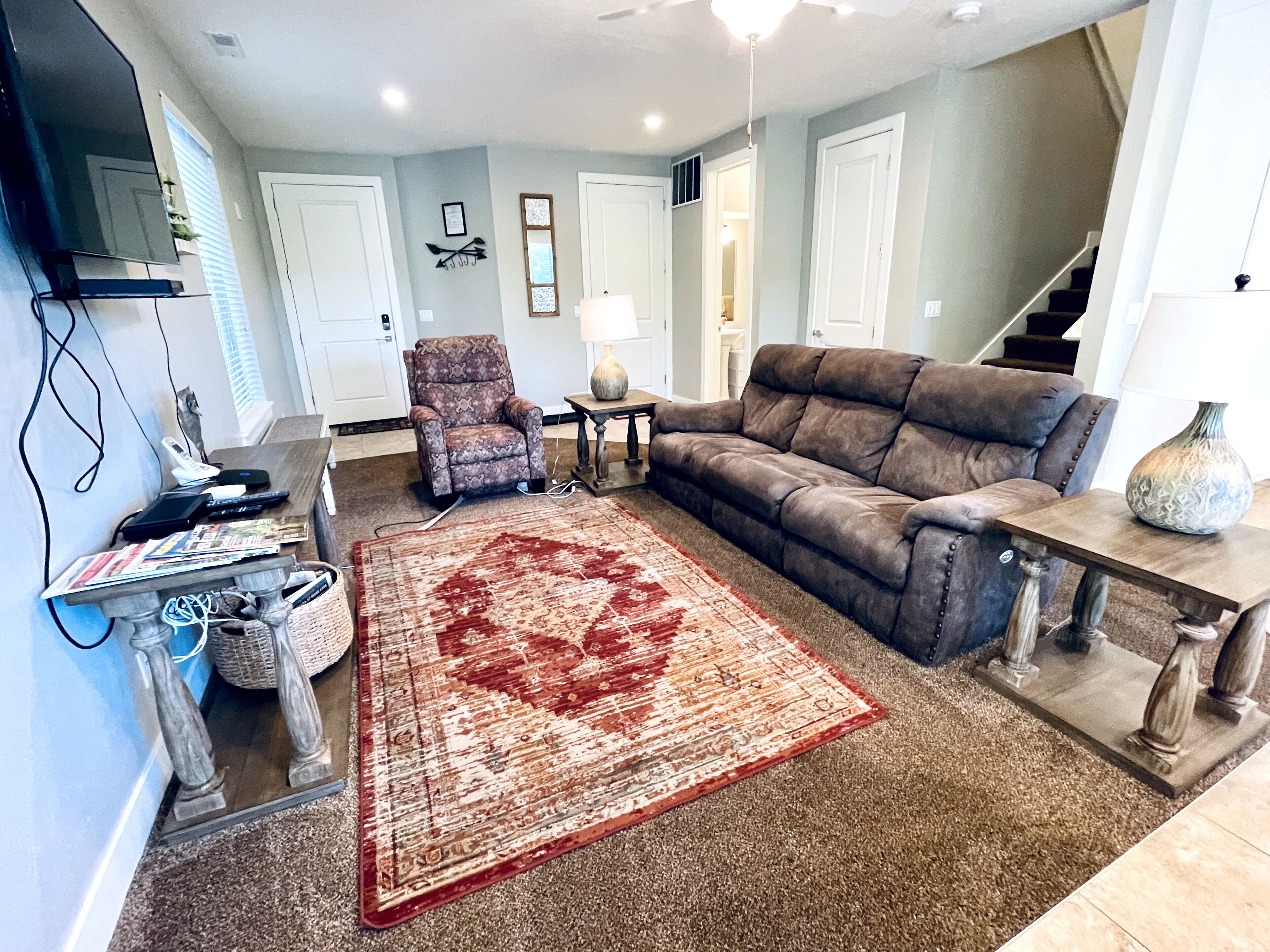 Smart-TV, Bücher, Stereoanlage, Arbeitsbereiche