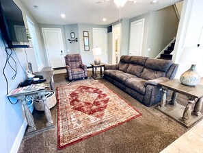 Smart-tv, boeken, een stereo en een kantoor