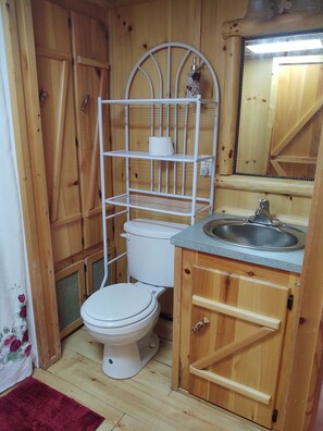 Bañera, secador de pelo y toallas