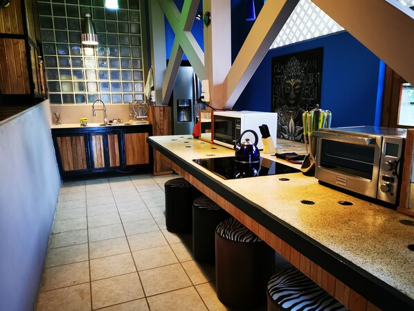 Jääkaappi, mikroaaltouuni, uuni, liesi