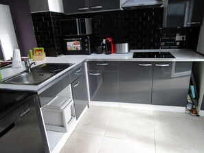 Refrigerador, microondas, horno y parrilla de estufa 
