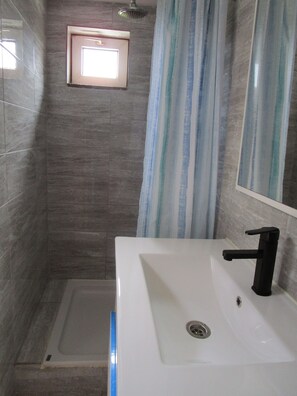 Regadera, secadora de cabello, jabón, papel de baño 