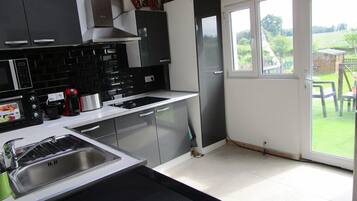 Een koelkast, een microgolfoven, een oven, een kookplaat