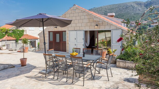 Une maison dotée d’un patio, d’un espace salon extérieur et offrant une vue sur la montagne.