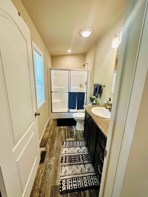 Duschwanne, Haartrockner, Handtücher, Seife