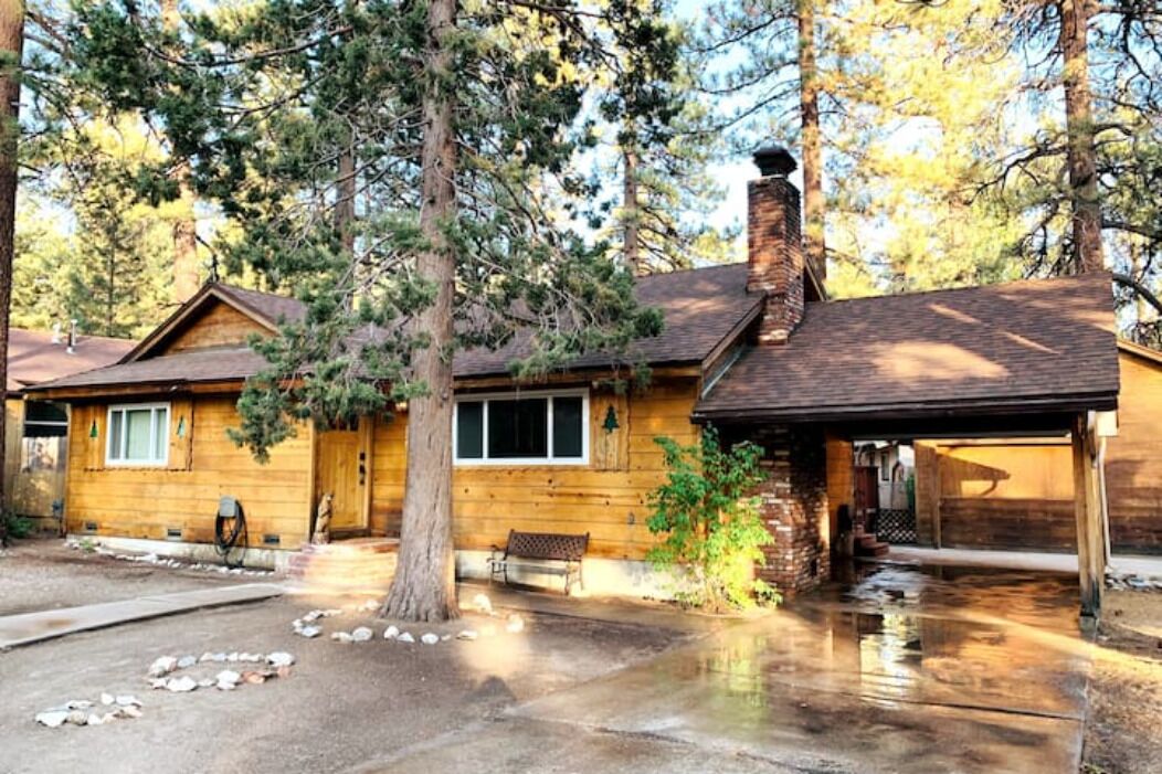 Hot Tub/GameRoom in quiet neighborhood.