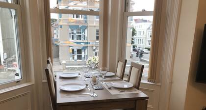 Newly refurbished central Llandudno 2 bed town apartment