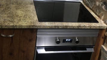 Refrigerador, microondas, parrilla de estufa y cafetera y tetera