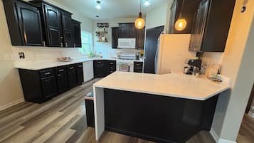 Coffee/tea maker, fridge, microwave, oven