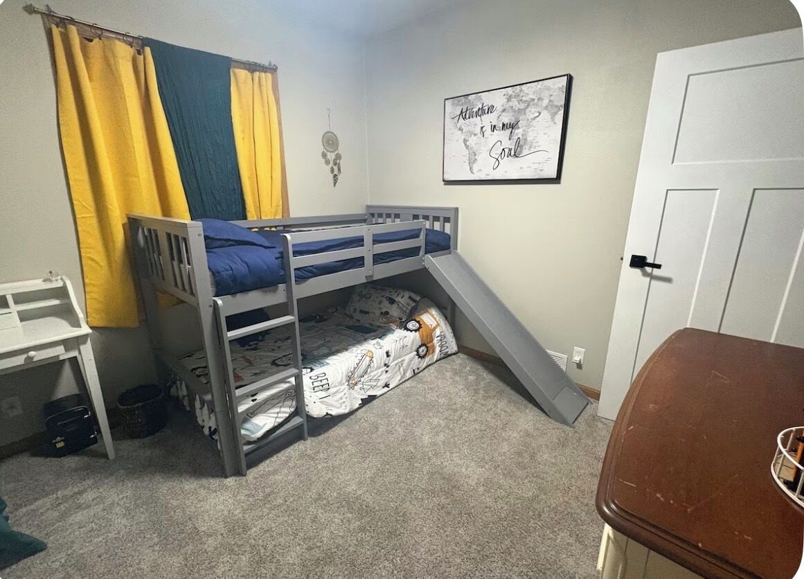 4 bedrooms, desk, iron/ironing board, WiFi (free)