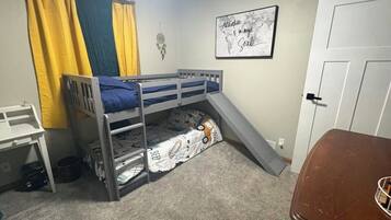 4 bedrooms, desk, iron/ironing board, WiFi (free)