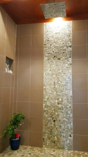 Shower, towels, soap, shampoo - Remote, Romantic Tropical Villa with outdoor pool—15-minute walk to the beach! (Navaca)