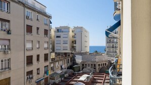 Vista de una zona urbana costera con edificios de varios pisos, balcones y una vista despejada del mar.