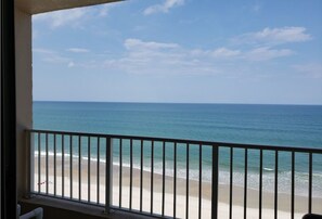 En la playa, camastros y toallas de playa 