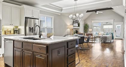 Amazing Safe, Private and spacious Home! Relaxing and stylish!