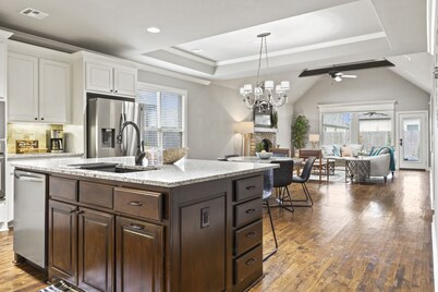 Amazing Safe, Private and spacious Home! Relaxing and stylish!