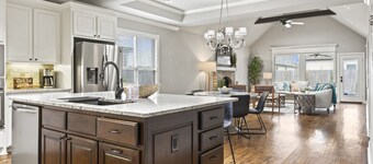 Amazing Safe, Private and spacious Home! Relaxing and stylish!