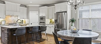 Amazing Safe, Private and spacious Home! Relaxing and stylish!