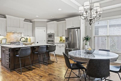   Elegant & Private Family Retreat -  Stylish Bixby Home