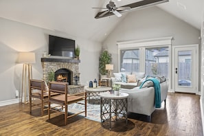 TV connectée, cheminée, livres, espaces bureaux