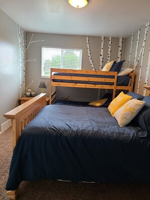 4 bedrooms, iron/ironing board, free WiFi, bed sheets