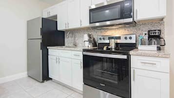 Kjøleskap, mikrobølgeovn, ovn og kokeplater