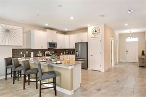 Fridge, microwave, oven, stovetop - ⭐⭐⭐⭐⭐ NEW LOWER RATES! 8BR/5BA Resort Community/Private Pool/Spa/Theater (Davenport)