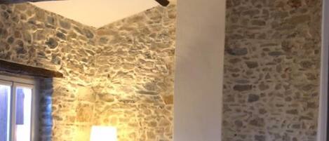 4 habitaciones, tabla de planchar con plancha y cuna de viaje